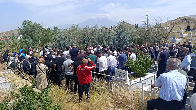 Doğubayazıt'ın sevilen kanaat önderi Eryılmaz son yolculuğuna uğurlandı