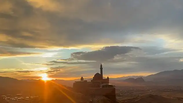 Doğubayazıt'ın simgesi İshak Paşa Sarayı'nda gün batımı büyüledi