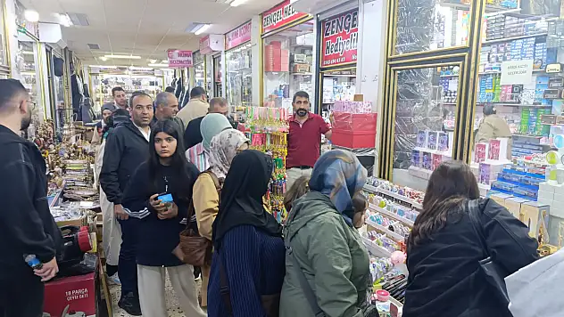 Doğubayazıt'ın ünlü pasajları bayramda dolup taştı