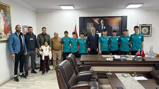 Doğubayazıt'ın yıldız voleybolcuları Bayburt'a bölge şampiyonasına gidiyor