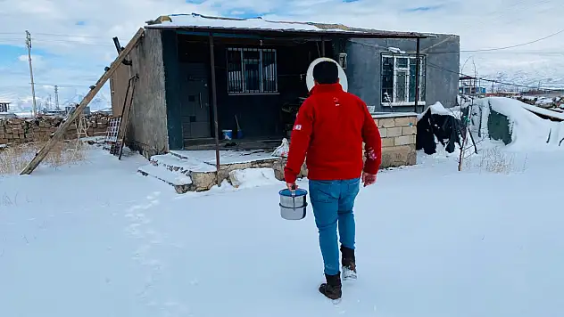 Doğubayazıt Kızılay Aşevi yaşlılara sıcak yemek ulaştırıyor