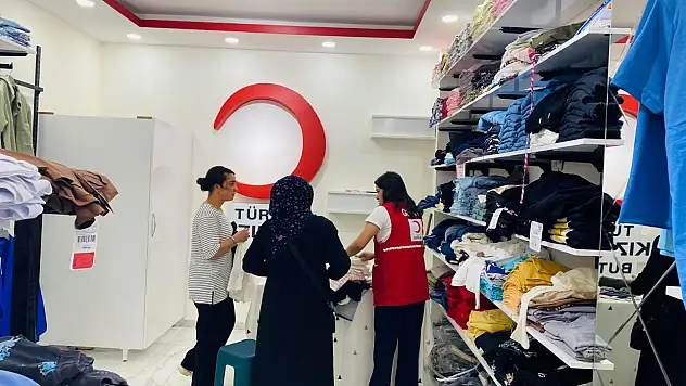 Doğubayazıt Kızılay'ın butik mağazası çocukların yüzünü güldürüyor