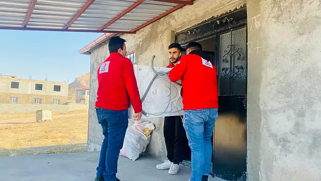 Doğubayazıt Kızılay ekipleri tek yaşayan teyzenin yüzünü güldürdü
