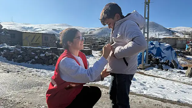Doğubayazıt Kızılay'ı Esnemez Köyü'nde kapıları tek tek çaldı