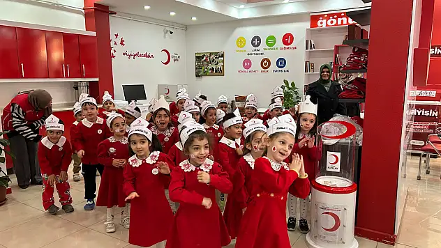 Doğubayazıt Kızılay şubesi minik misafirlerini ağırladı