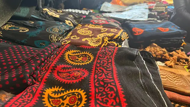Doğubayazıt pasajlarında otantik şal rüzgârı