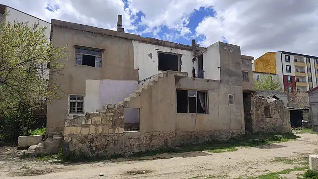 Doğubayazıt'ta 110 yıllık Baba Eren Köşkü zamana yenildi