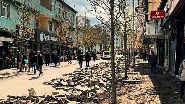 Doğubayazıt'ta 12 yıllık kaldırımlar yenileniyor