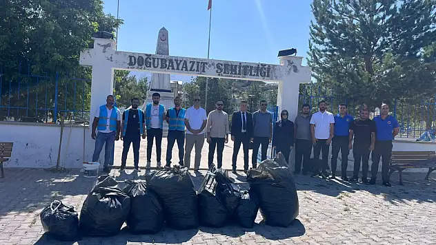Doğubayazıt'ta 15 Temmuz öncesi şehitlikte anlamlı temizlik çalışması