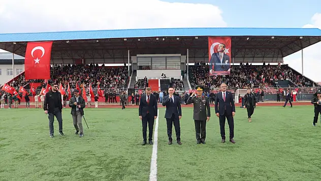 Doğubayazıt'ta 23 Nisan coşkusu ilçe stadyumuna taştı