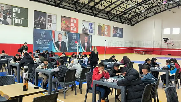 Doğubayazıt'ta 23 Nisan satranç turnuvası yoğun ilgi gördü