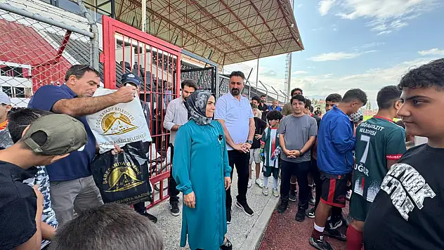 Doğubayazıt'ta 250 öğrenciye forma ve spor ayakkabısı desteği