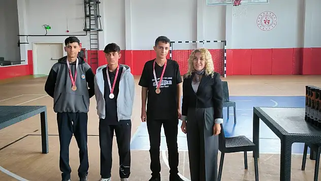 Doğubayazıt'ta 29 Ekim coşkusu: Liseler arası satranç turnuvası düzenlendi