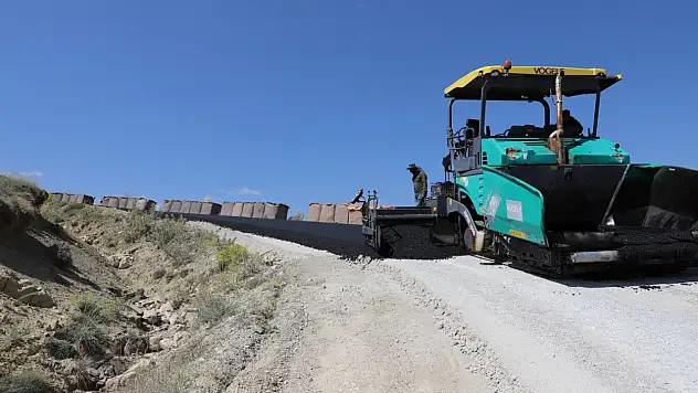 Doğubayazıt'ta 3,7 kilometrelik yol sıcak asfaltla buluştu