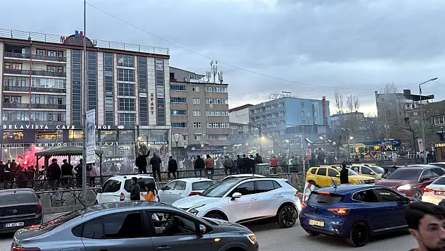 Doğubayazıt'ta Amedspor coşkusu konvoy ve havai fişeklerle yaşandı