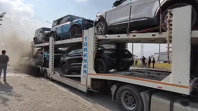 Doğubayazıt'ta araç yüklü tır alev aldı! Lastik patladı, yangın araçlara sıçradı