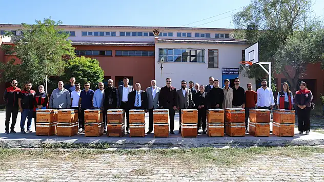 Doğubayazıt'ta arıcılara 108 kovan desteği sağlandı