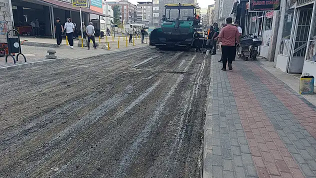 Doğubayazıt'ta asfalt çalışmaları dört ana caddede aralıksız sürüyor