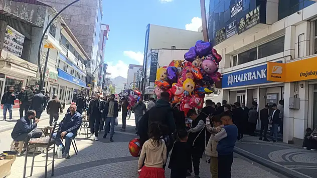 Doğubayazıt'ta bayram hareketliliği cadde ve sokaklara taştı