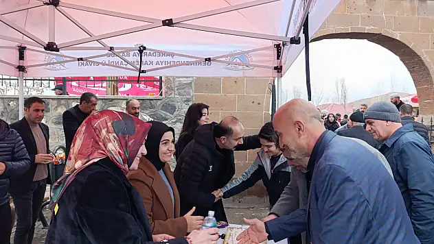 Doğubayazıt'ta bayramın ilk adresi mezarlık oldu