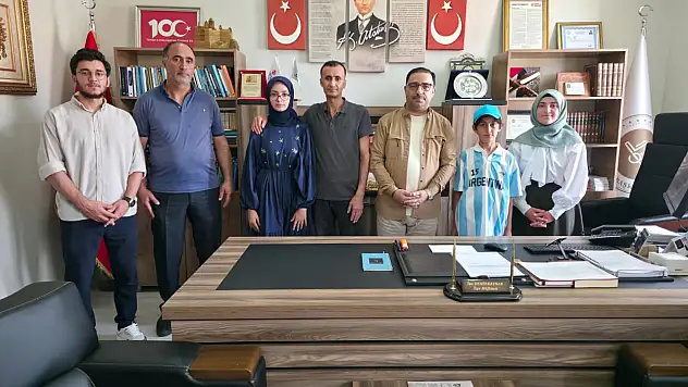 Doğubayazıt'ta büyük gurur: Türkiye derecesi yapan öğrenci umre ödülü kazandı