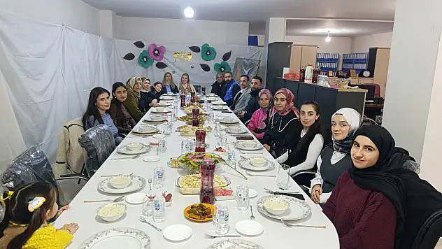 Doğubayazıt'ta cam mozaik kursu öğrencileri iftar sofrasında buluştu