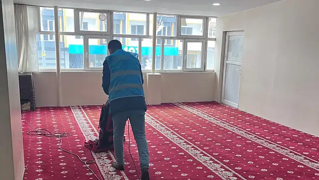 Doğubayazıt'ta camiler yükümlüler tarafından temizlendi