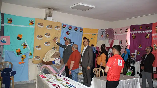 Doğubayazıt'ta Çiftlik Köy Yaşam Merkezi'nde kursiyerlerin sergisi düzenlendi