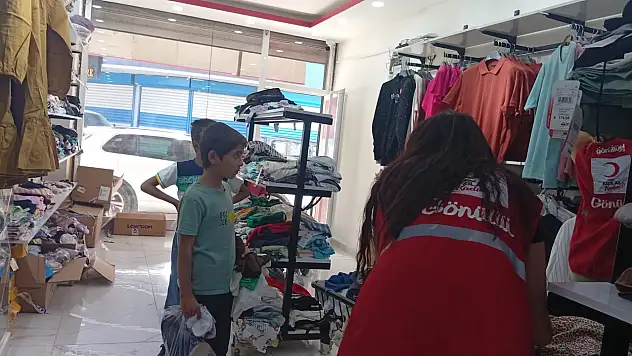 Doğubayazıt'ta çocuklar kıyafetlerini Kızılay Butik'ten seçti