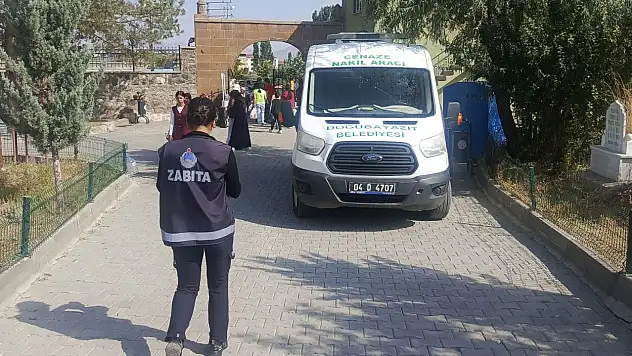 Doğubayazıt'ta cuma günü mezarlıklara ziyaretçi yoğunluğu