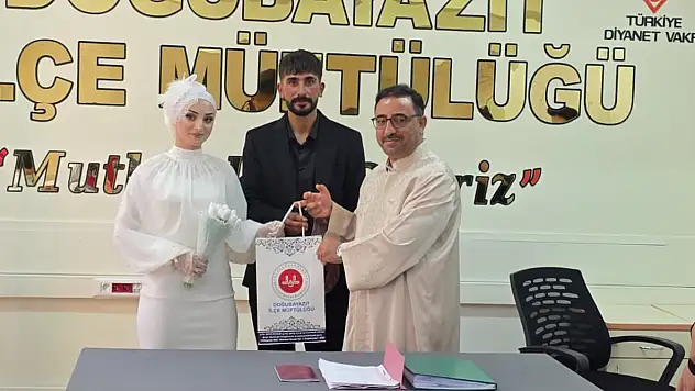 Doğubayazıt'ta Demir ve Yiğit çiftinin nikâhını Müftü Demirkaynak kıydı