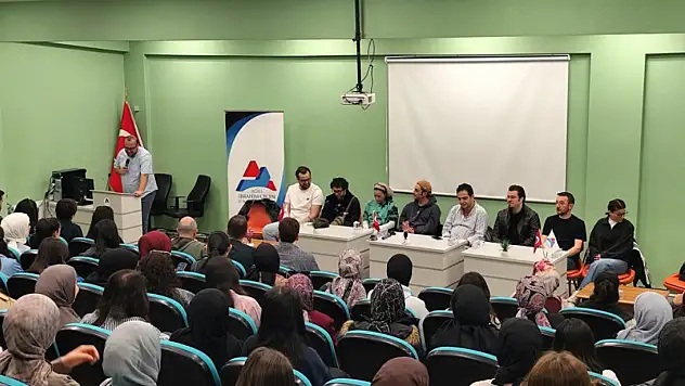 Doğubayazıt'ta 'Doğu'da Tiyatro' söyleşisi yoğun ilgi gördü