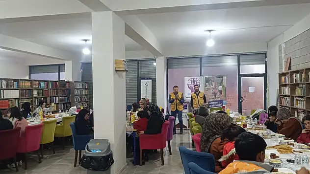 Doğubayazıt'ta Dünya Yetimler Günü'nde anlamlı iftar