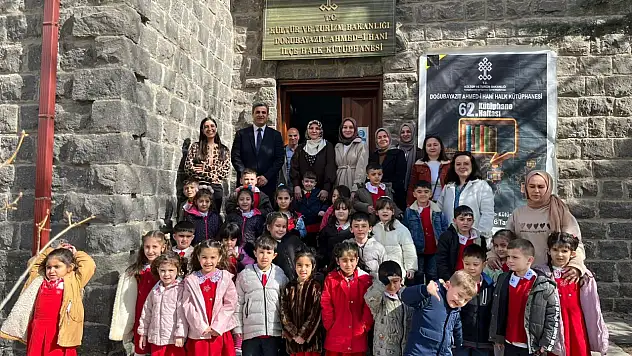Doğubayazıt'ta eğitim gören minik öğrenciler, kitaplarla tanıştı