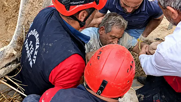 Doğubayazıt'ta ev çöktü! Enkaz altında zamanla yarış