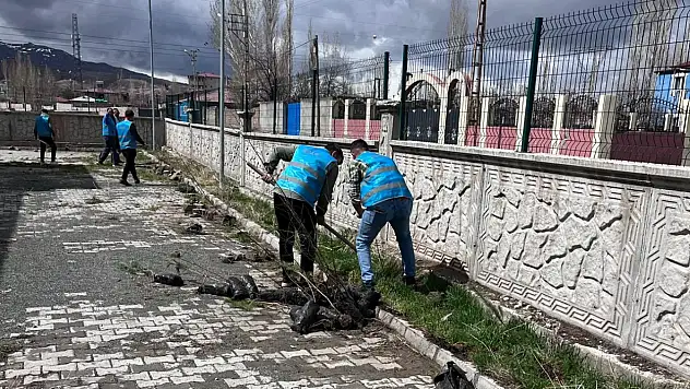 Doğubayazıt'ta 'Geleceğe Nefes' etkinliğinde okul bahçelerine 100 fidan dikildi