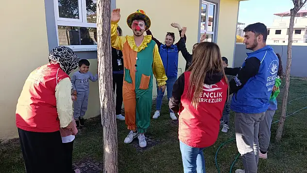Doğubayazıt'ta genç gönüllülerden özel öğrencilere sevgi dolu ziyaret
