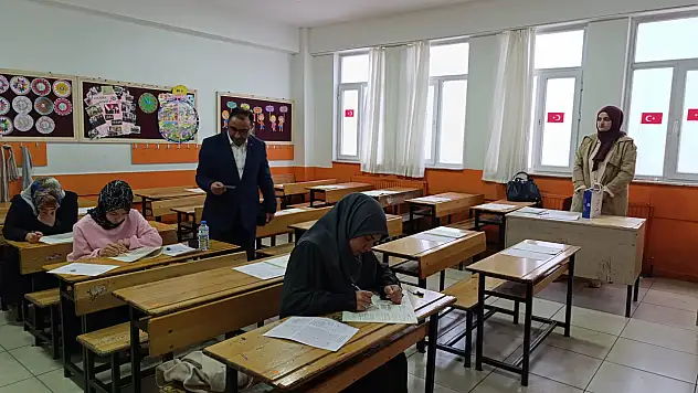 Doğubayazıt'ta gençler bilgilerini yarıştırdı, umre ödülü kazandı