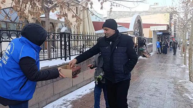 Doğubayazıt'ta gençlerden anlamlı ikram