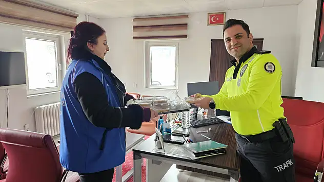 Doğubayazıt'ta gençlerden emniyet mensuplarına helva ikramı