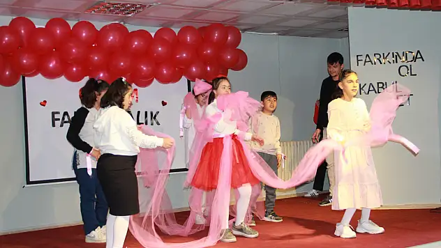 Doğubayazıt'ta gerçekleştirilen programda otizme dikkat çekildi