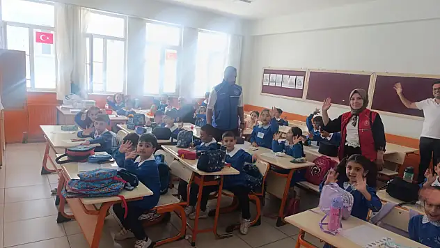 Doğubayazıt'ta gönüllüler çocuklara moral oldu