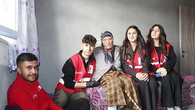 Doğubayazıt'ta gönüllüler, yaşlı kadının yüzünü güldürdü