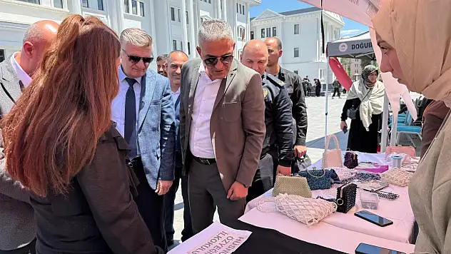 Doğubayazıt'ta görücüye çıkan el emeği eserler yoğun ilgi gördü