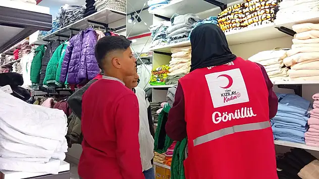 Doğubayazıt'ta ihtiyaç sahibi aileler Kızılay butiğinden faydalanıyor