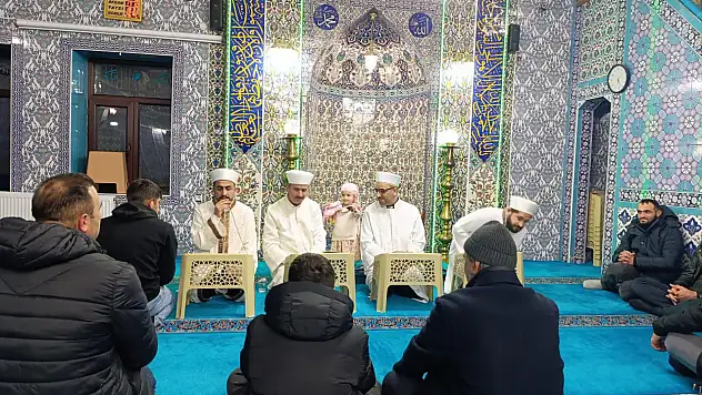 Doğubayazıt'ta kandil gecesinde dualar semaya yükseldi