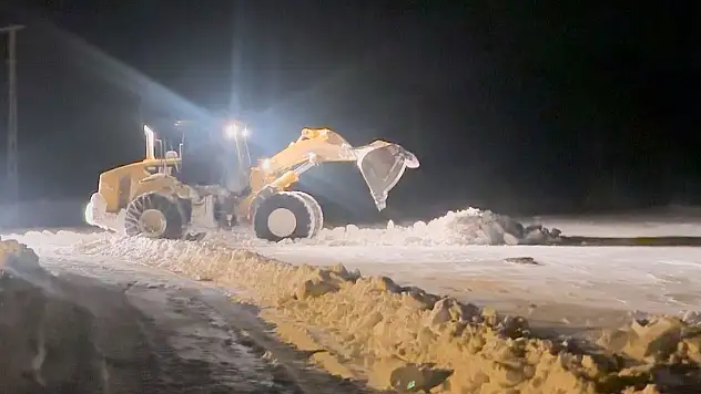 Doğubayazıt'ta kapanan köy yollarına hızlı müdahale