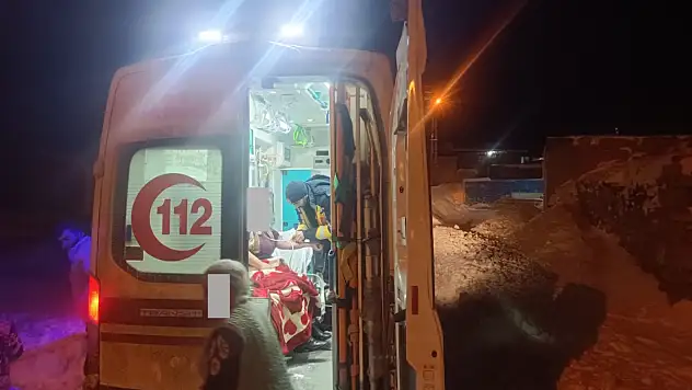 Doğubayazıt'ta karla kapalı yolda sağlık ekiplerinin zorlu kurtarma çabası
