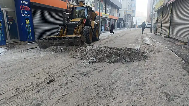 Doğubayazıt'ta karla mücadele çalışmaları hızla devam ediyor