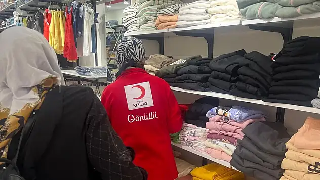 Doğubayazıt'ta Kızılay Butik Mağazasında Giyim Yardımları Sürüyor